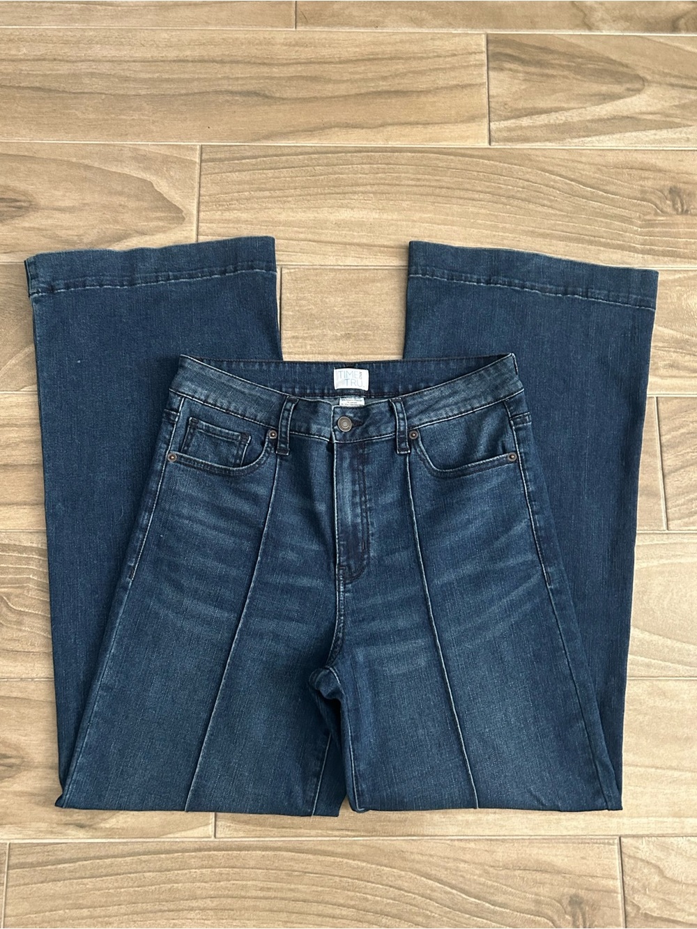 Time and Tru High-Rise Wide Leg Jeans | Size 8 - Picture 3 of 5